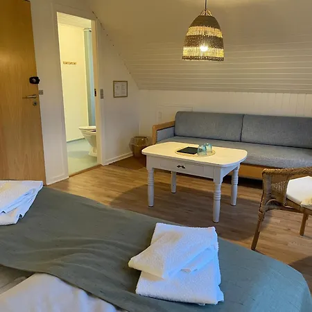 מלון Strandhotel 3*